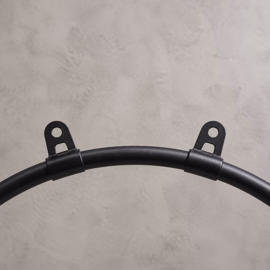 Détail des deux pattes de connexion d’un cerceau aérien noir